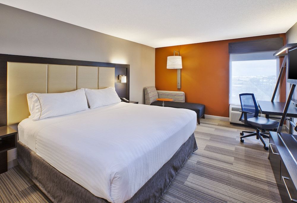 undefined Holiday Inn Express Hotel & Suites Chicago-Midway Airport by IHG 3