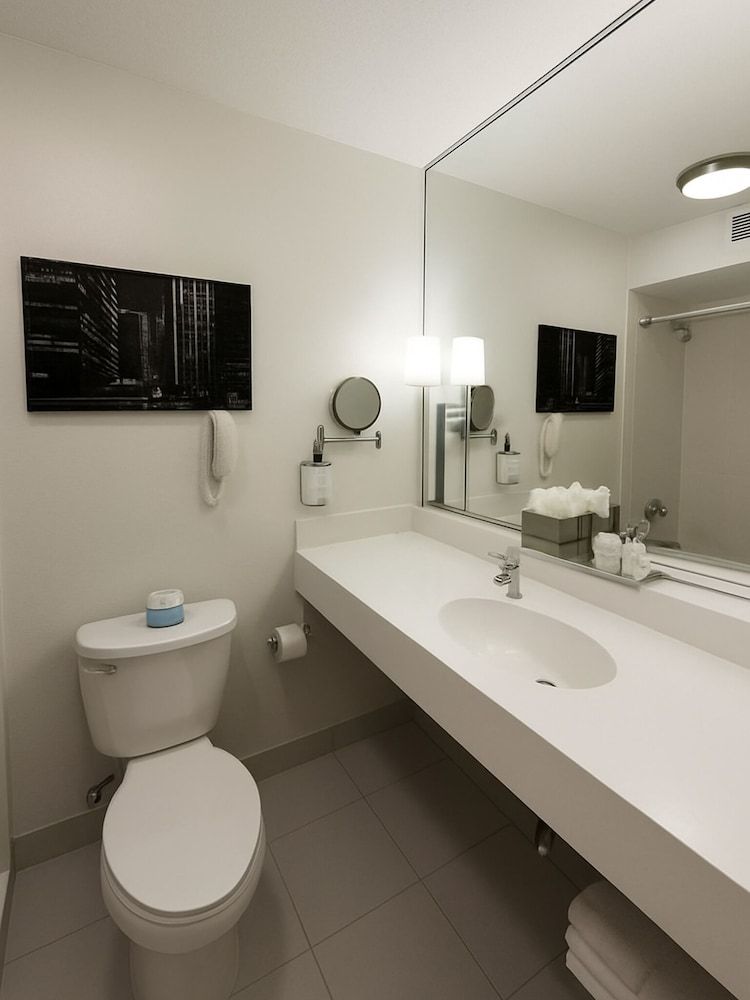 Crowne Plaza Chicago West Loop by IHG Standard Room, 2 Double Beds, Balcony 5