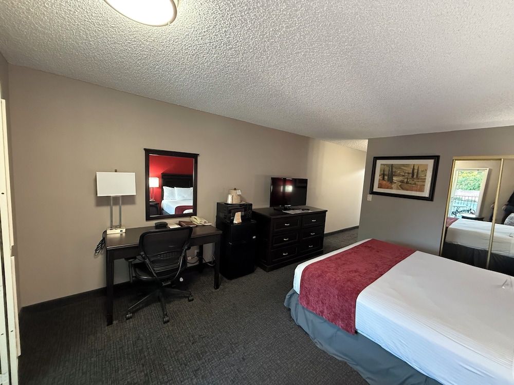 Gallery Room, 1 King Bed, Non Smoking, Balcony