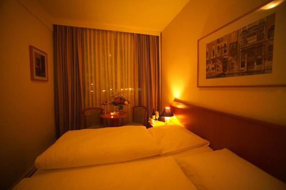 Hotel Mercedes Hamburg Double Room 3