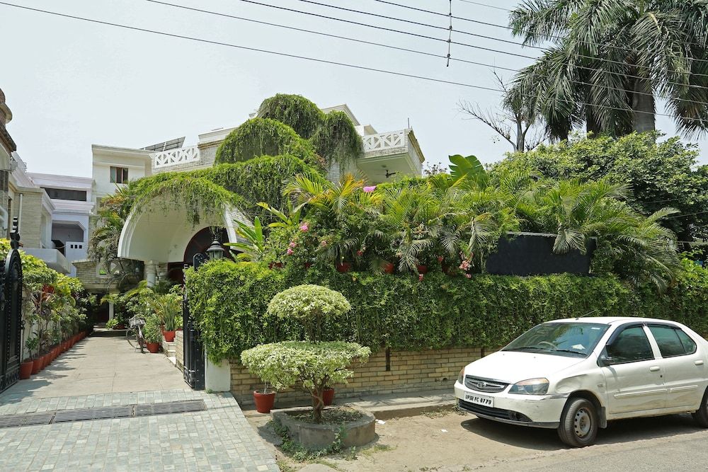 undefined OYO 8844 Meadows Inn 2