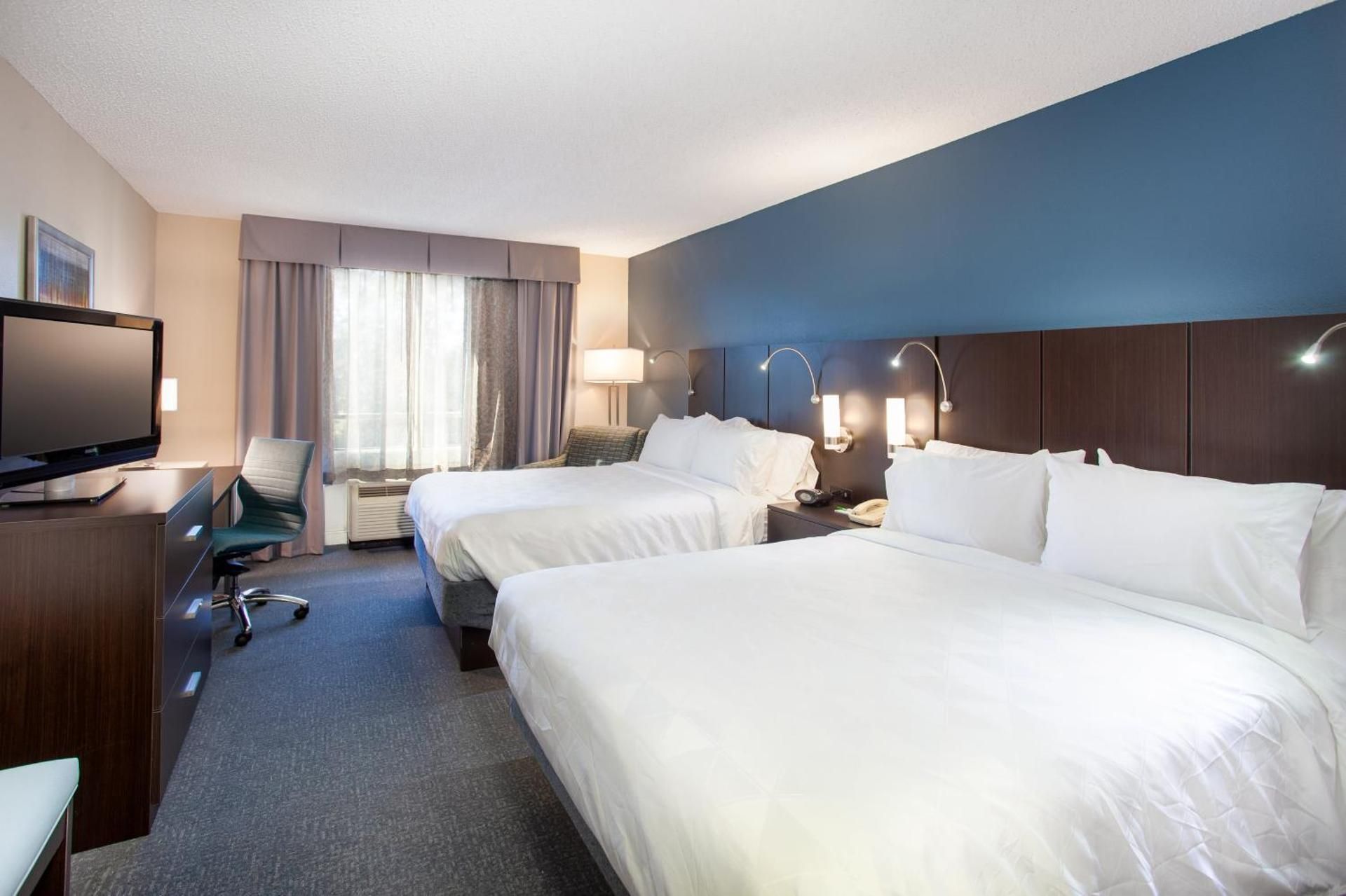 Studio Suite 2 Bed Mobility Accessible Tub Non-Smoking