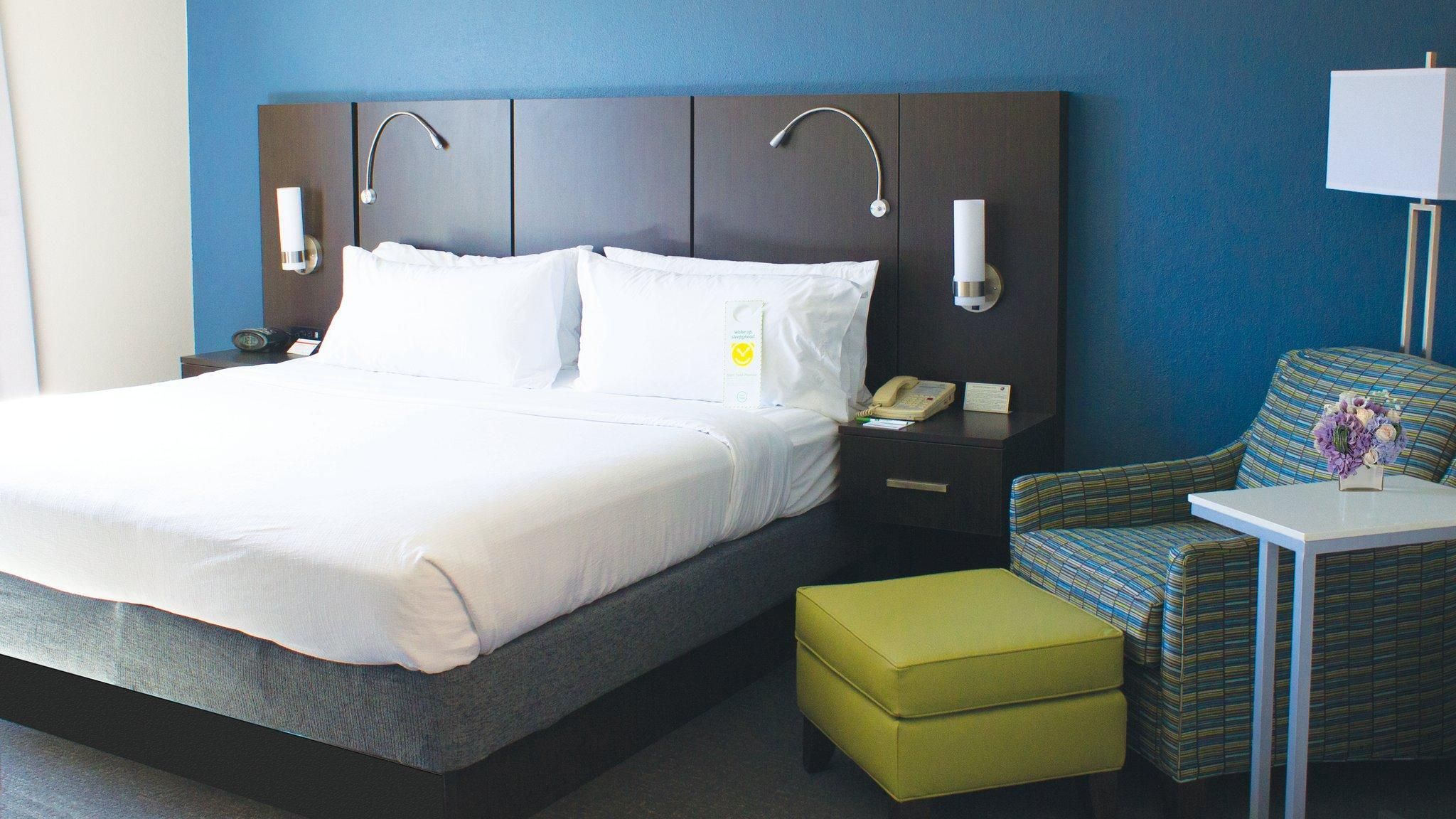 1 King Bed Suite Non-Smoking