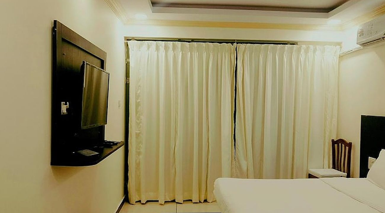 Maitree Resort Deluxe King Room 8