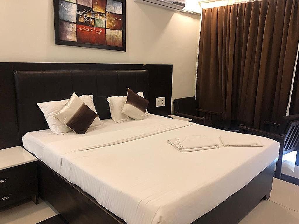 Maitree Resort Deluxe King Room 4