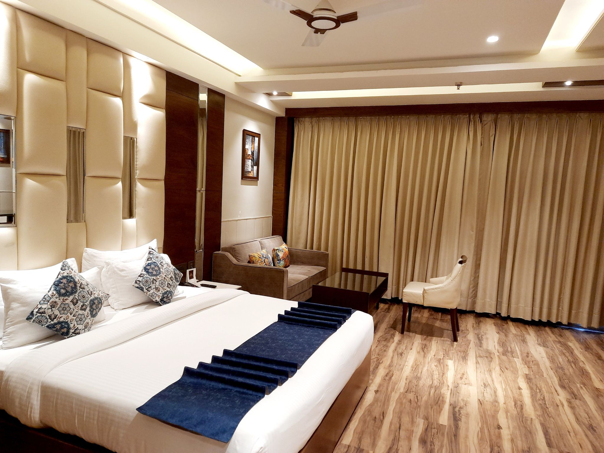 Club Room (1 KING BED BIG SIZE ROOM)