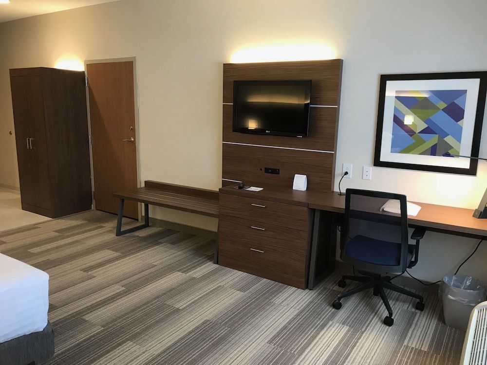 Standard Room, 1 King Bed, Accessible (Mobility, Accessible Tub)