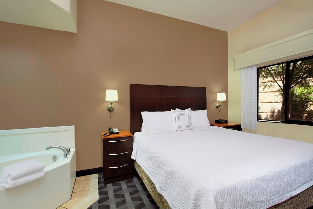 Suite, 1 Bedroom (Mobility/Hearing Accessible, Tub)