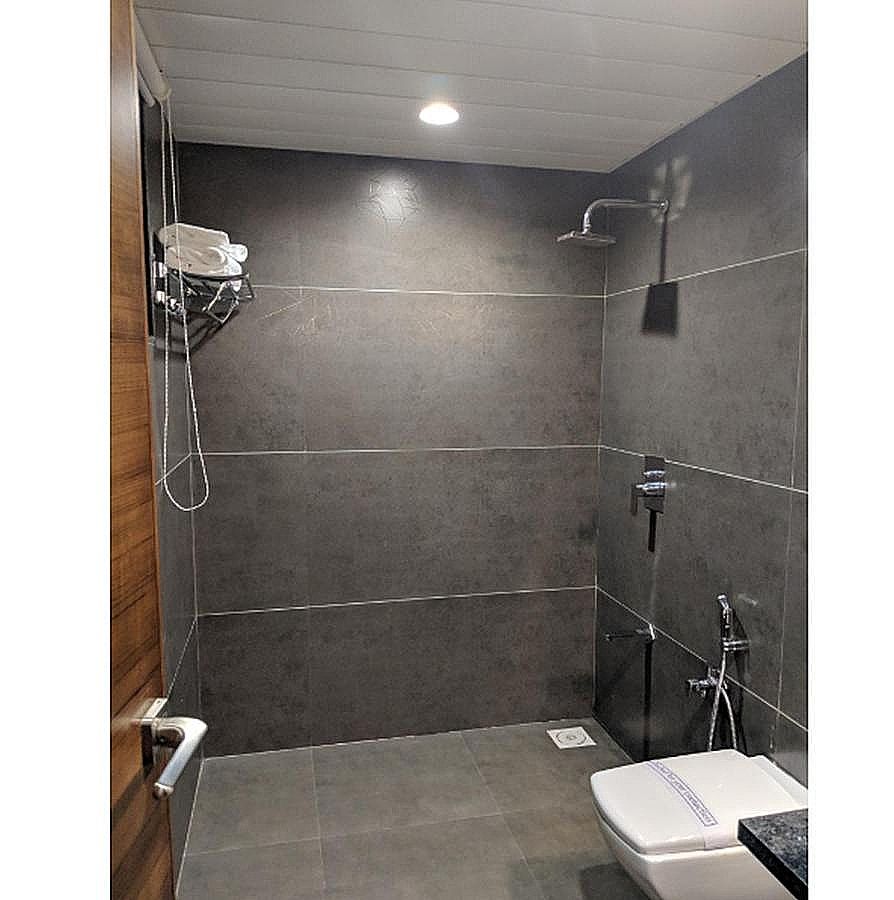 The Orchid Hotel Deluxe Twin Room 4