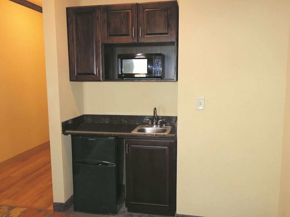 Deluxe Suite, 1 King Bed, Accessible, Bathtub