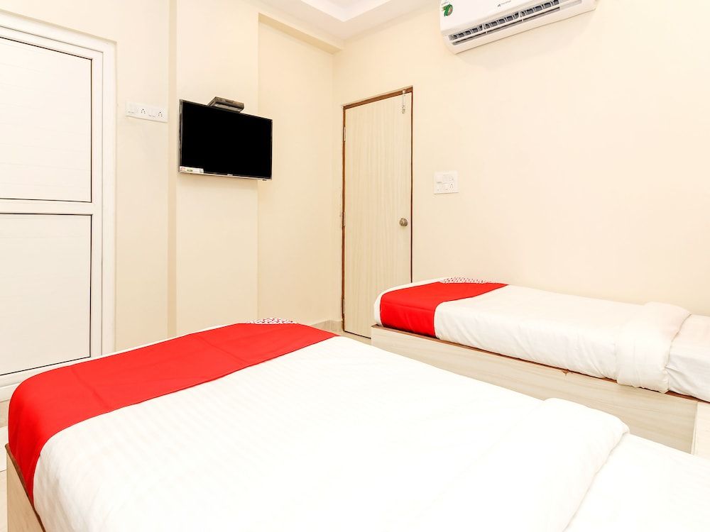 OYO 29928 Royal Emirates Banjara Double or Twin Room 15
