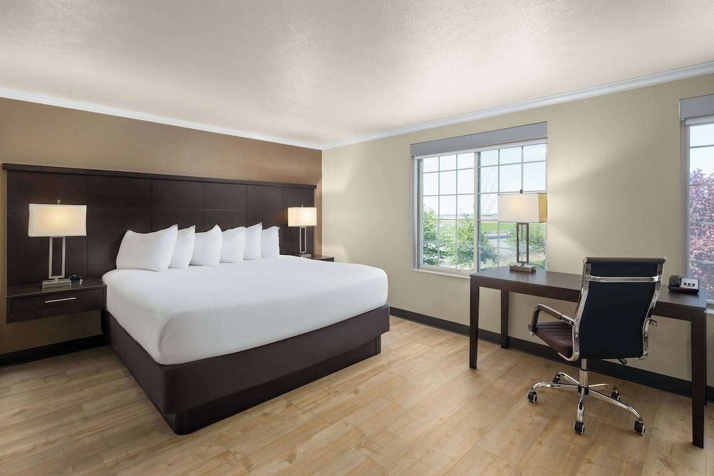 Business Room, 1 King Bed, Non Smoking
