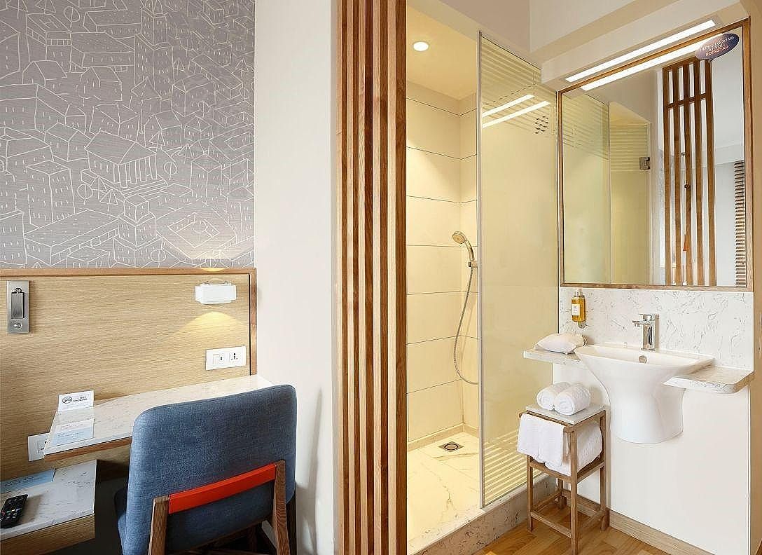 Standard Room, 1 Queen Bed (Top Floor)