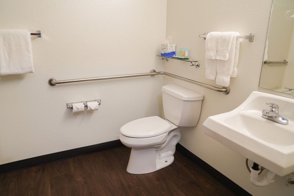 Hotel Ruby Ponderay/Sandpoint ADA Accessible Room, 1 King Bed 5