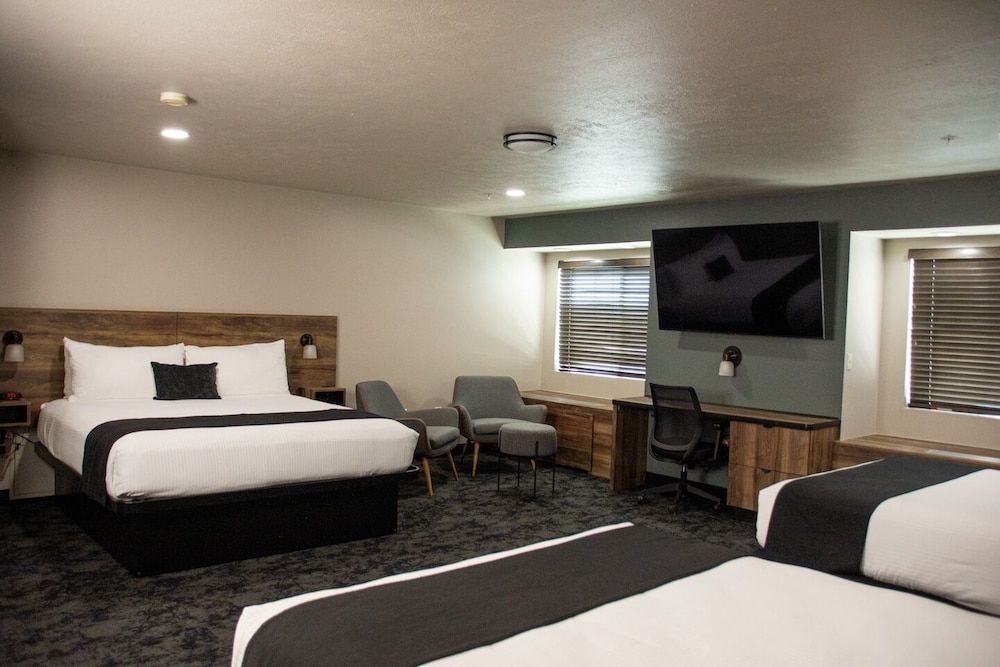 Family Suite, King and 2 Queen