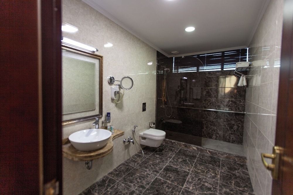 Ramada by Wyndham Baku Room, 1 Twin Bed 4