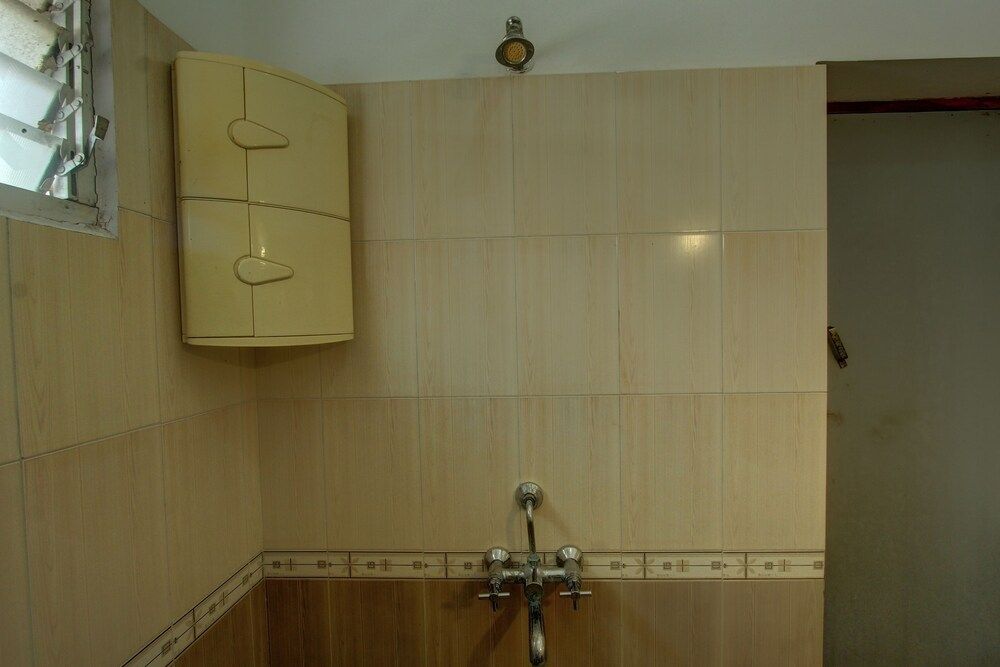 OYO 25080 Vivekam Home Stay Deluxe Double or Twin Room, 1 King Bed 8