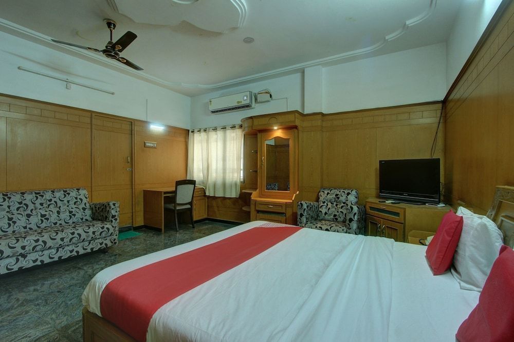 OYO 25080 Vivekam Home Stay Suite, 1 King Bed 2