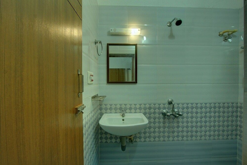 OYO 25080 Vivekam Home Stay Deluxe Double or Twin Room, 1 King Bed 7