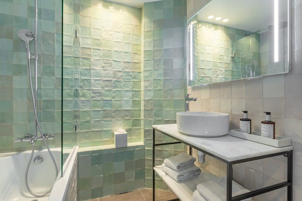 voco Paris Montparnasse by IHG Room, 1 Queen Bed, Balcony (Cosy) 3