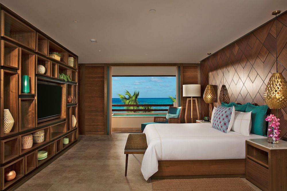Preferred Club Honeymoon Suite King