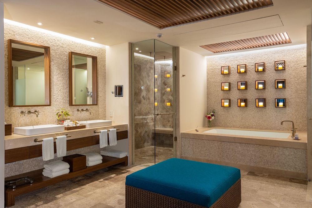 Preferred Club Ocean Front Swim Out Governor Suite