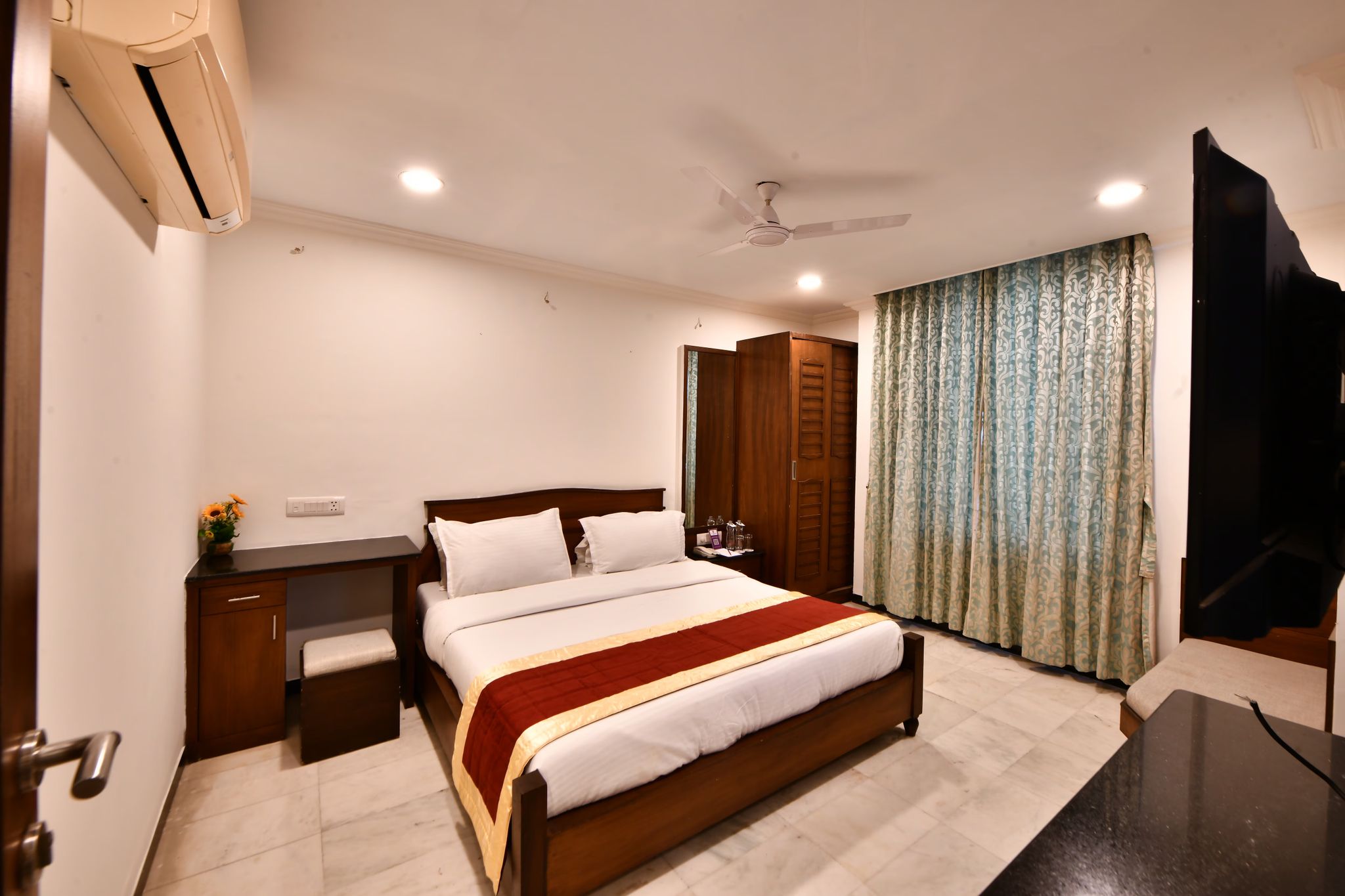Comfort Room (2 BHK)(1 King Bed and 2 Twin Beds)