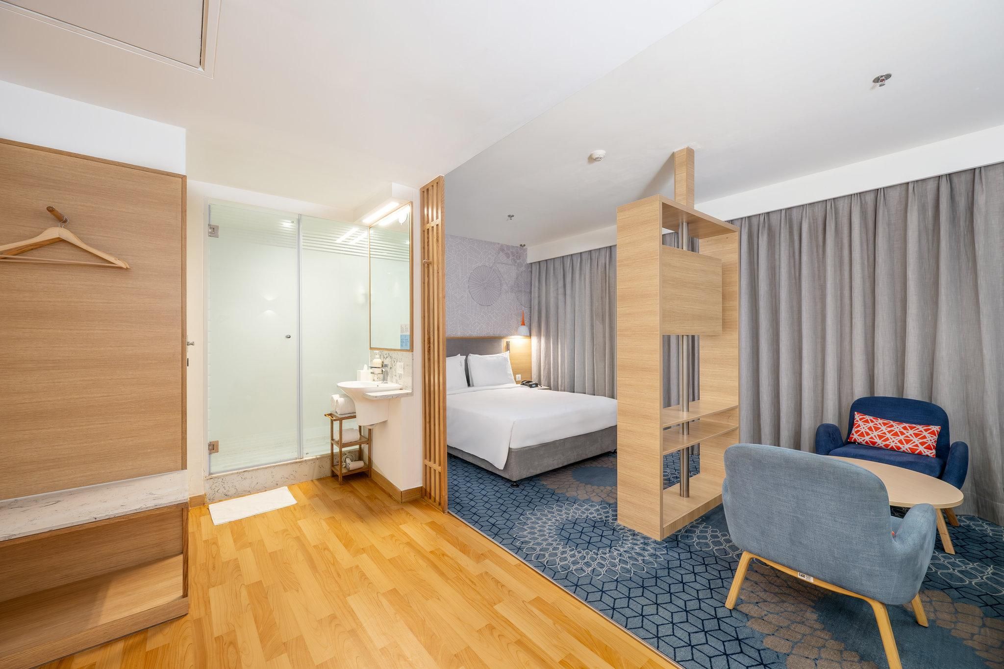 1 Queen Bed Suite with free laundromat