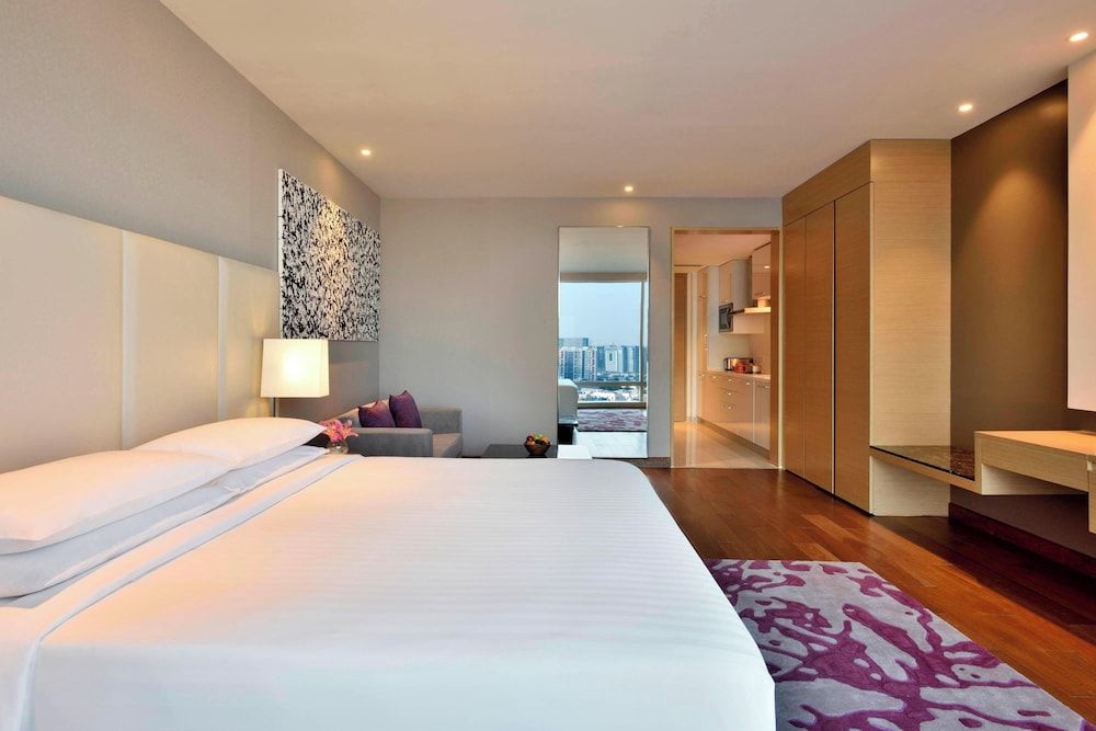 Studio, 1 King Bed, City View