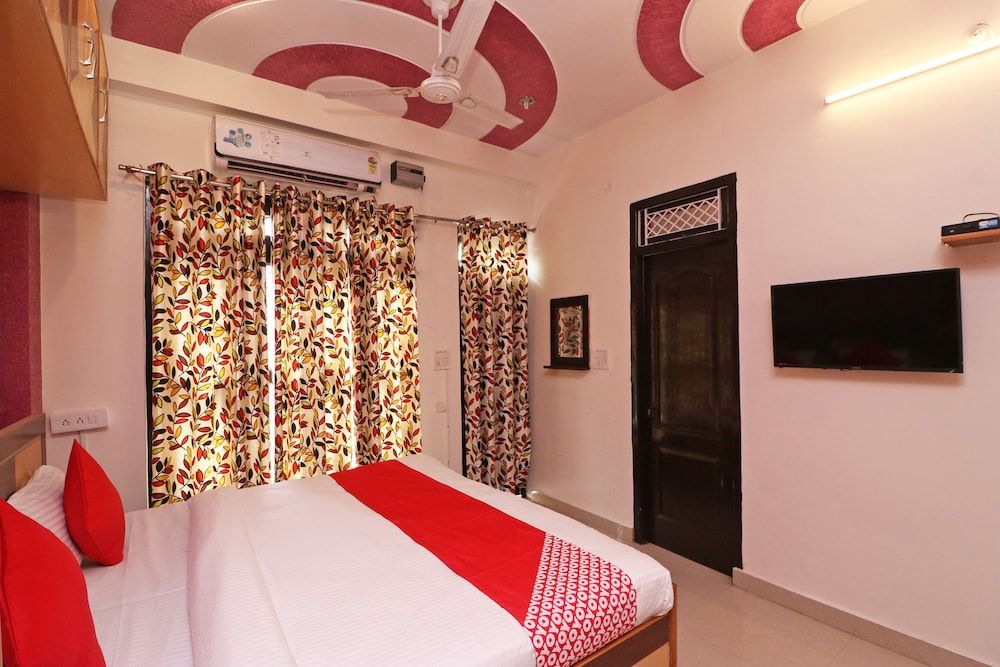 OYO 23302 New Delhi Guest House Double Room, 1 Double Bed 12