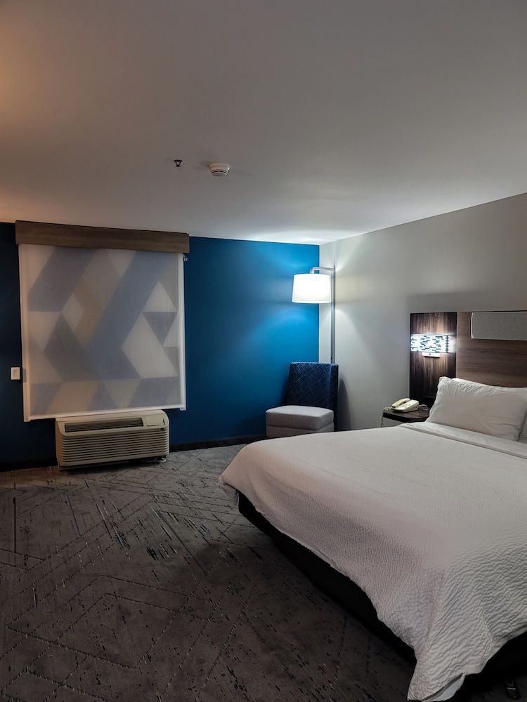 Standard Room, 1 King Bed, Accessible (Roll-In Shower)