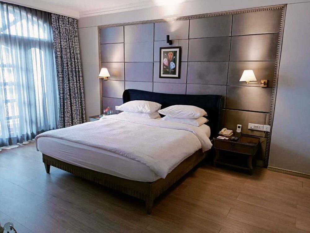 Queen/Queen - Business