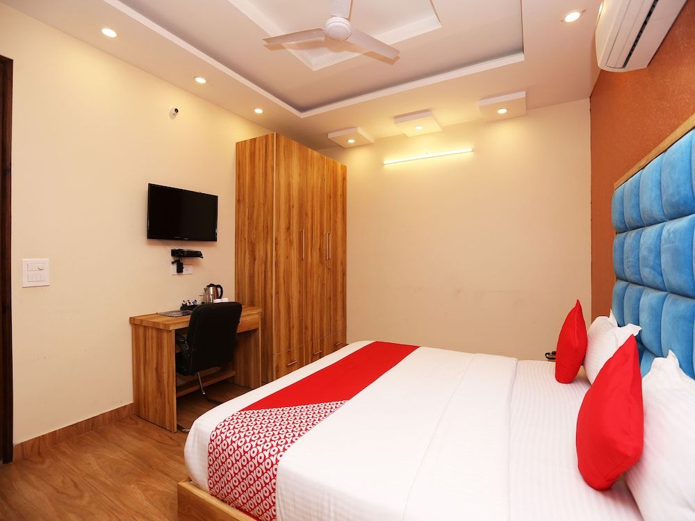 OYO 22094 Hi Star Rooms Double or Twin Room 15