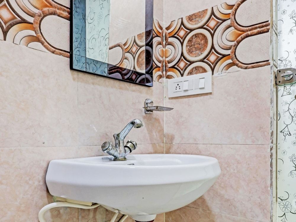 OYO 22094 Hi Star Rooms Double or Twin Room 2