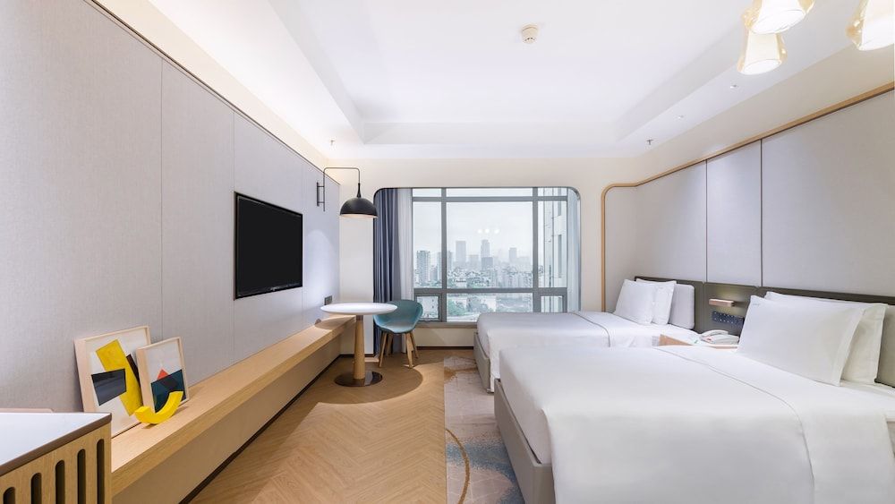 undefined Holiday Inn Chongqing Guanyinqiao by IHG 10