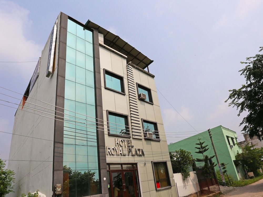 undefined OYO 9846 Royal Plaza