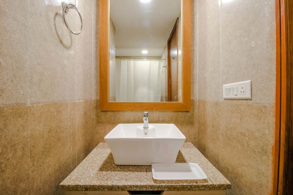 Siesta Medanta Medicity Deluxe Double Room 8