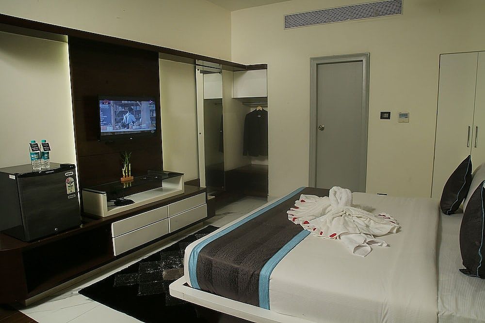 Park Signature Hotels - Royal Benza Luxury Room 8