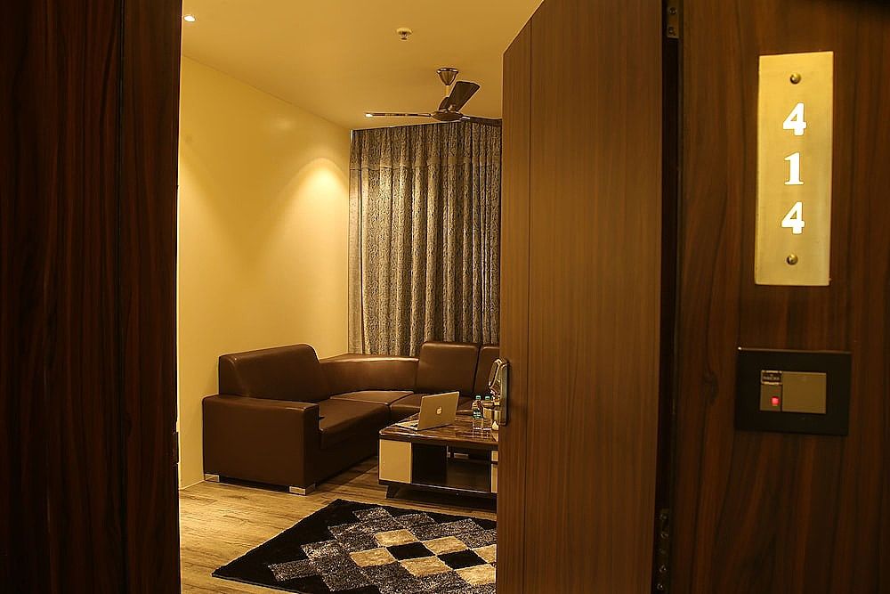 Park Signature Hotels - Royal Benza Luxury Studio Suite 5