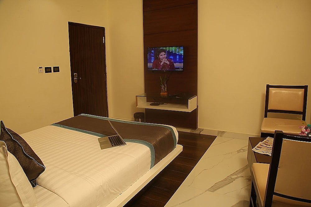 Park Signature Hotels - Royal Benza Standard Room, 1 Queen Bed, City View 2