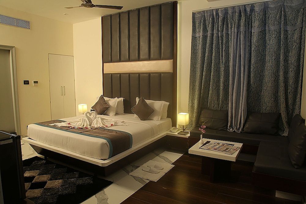 Park Signature Hotels - Royal Benza Luxury Room 6