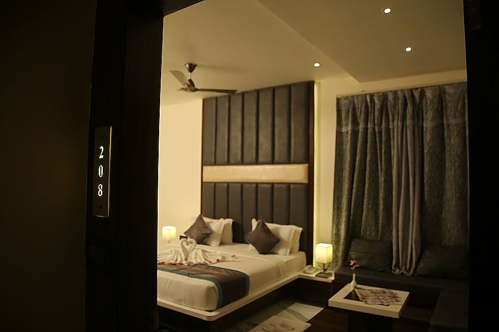 Park Signature Hotels - Royal Benza Luxury Room 4