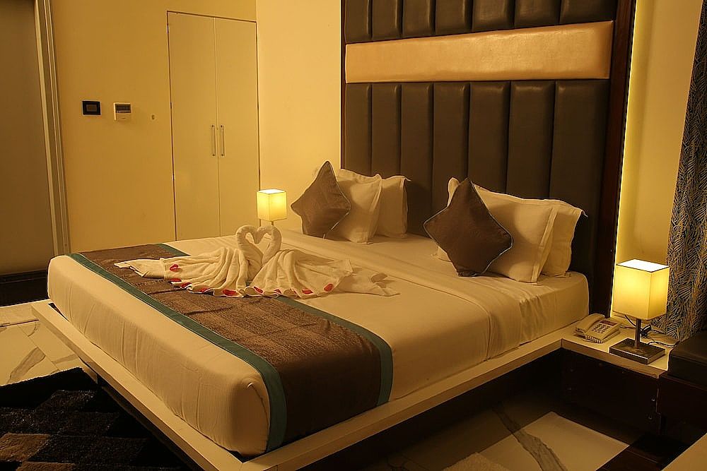 Park Signature Hotels - Royal Benza Luxury Room 3