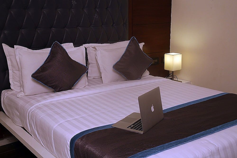 Park Signature Hotels - Royal Benza Standard Room, 1 Queen Bed, City View 3
