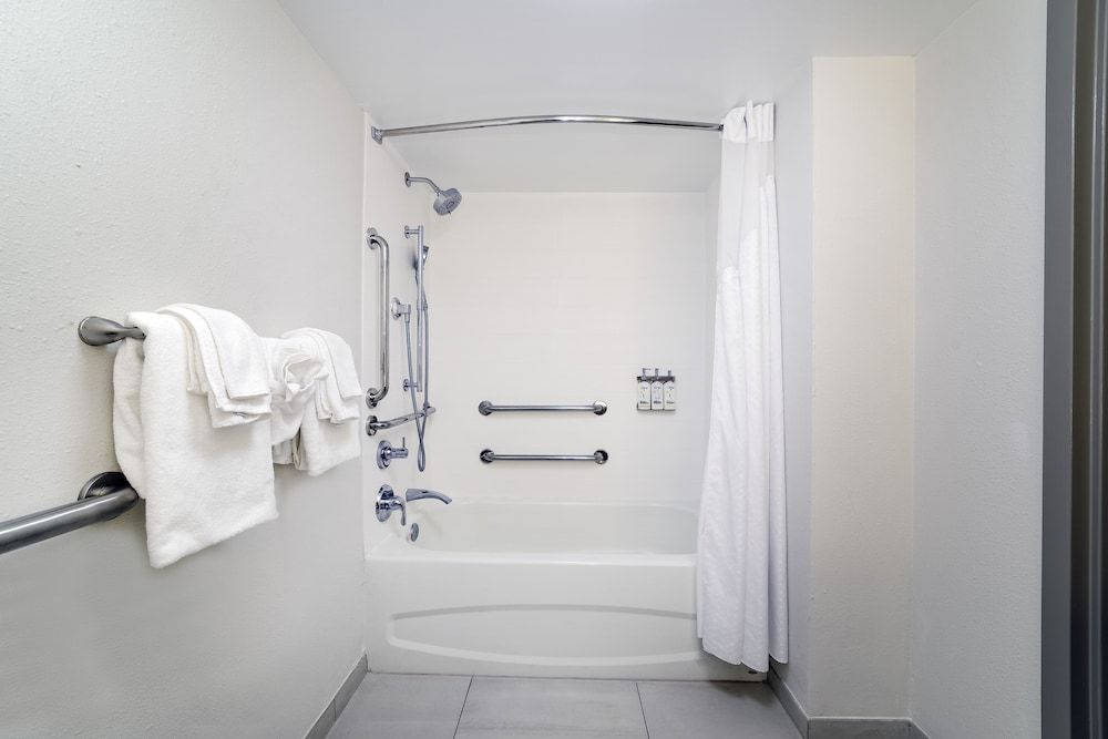 Suite, 1 Bedroom, Accessible (2 Queen, Comm, Tub)
