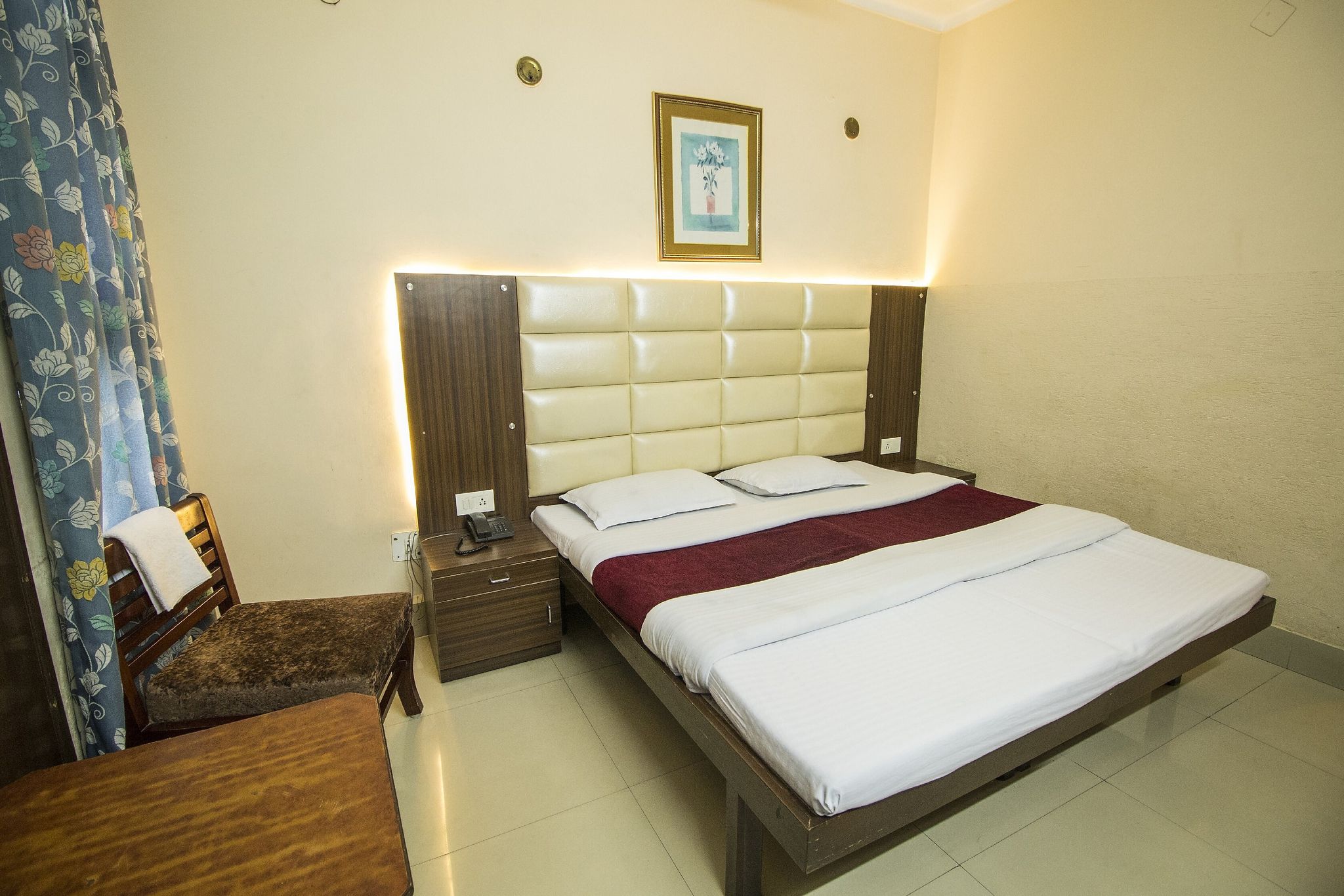 WOW STAYZ2 Jahanvi Dale Deluxe Room 4