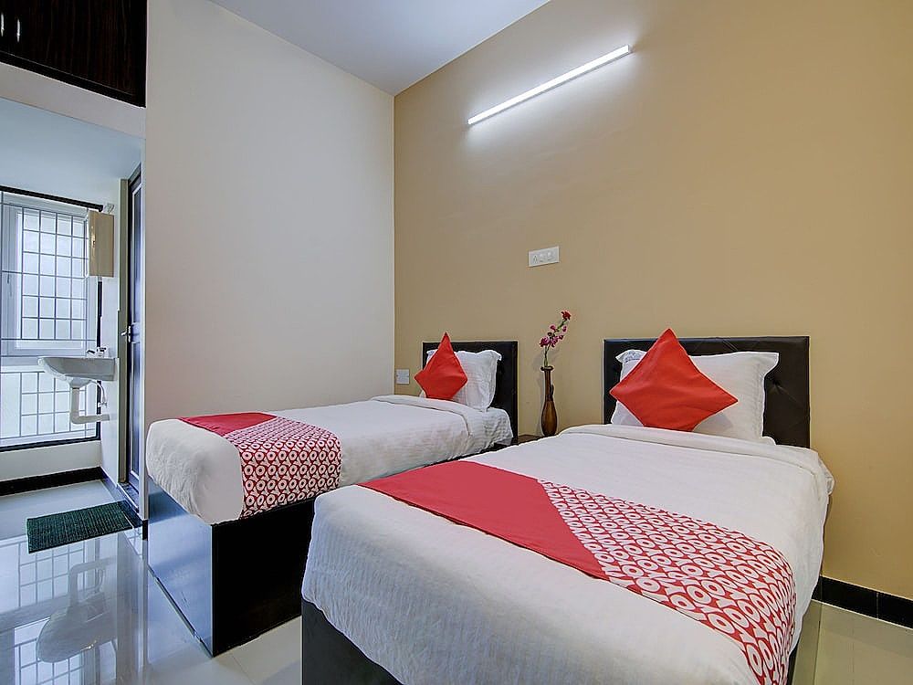 OYO 24147 Royal Stay Standard Room 4