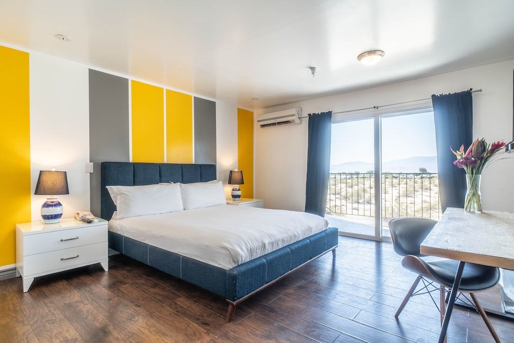Suite, 1 King Bed, Kitchenette, Mountain View