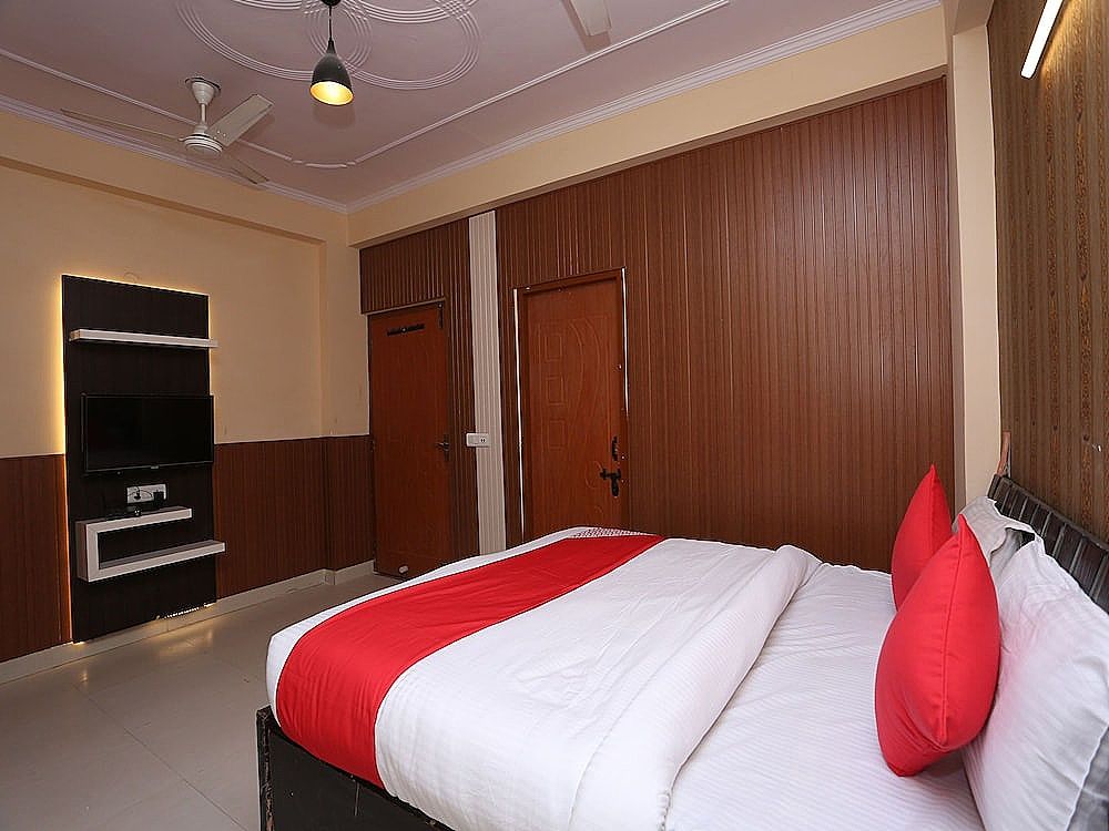 OYO 28264 Chirag House Double or Twin Room 7