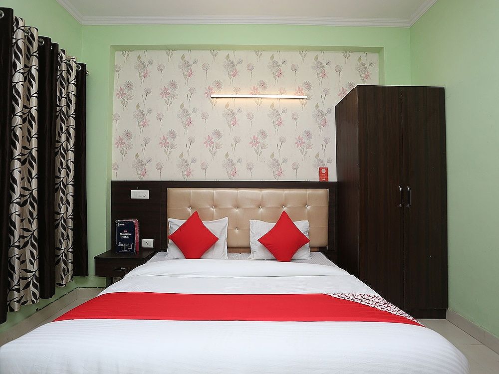 OYO 28264 Chirag House Double or Twin Room 9